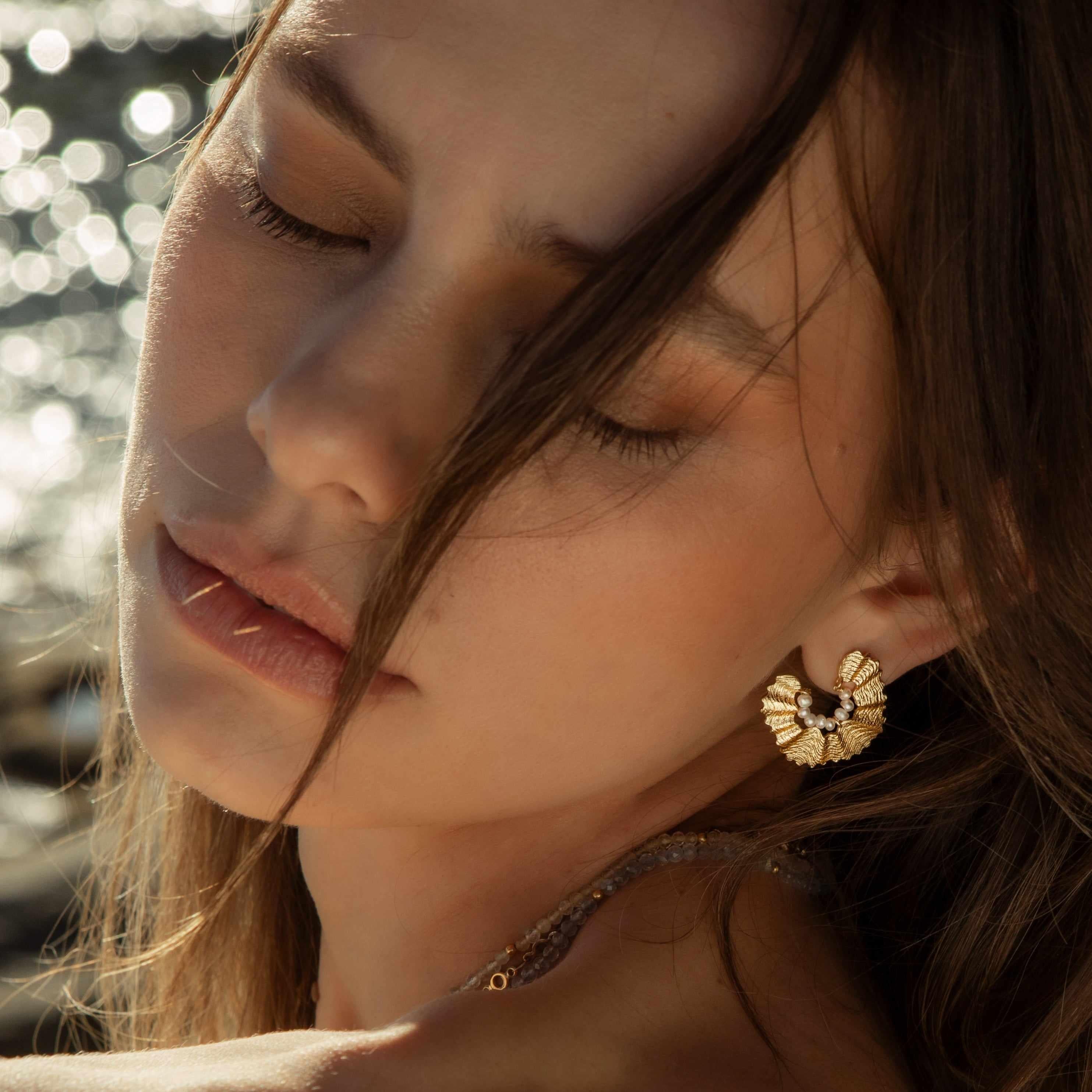 Cici pearl gold round hollow studs