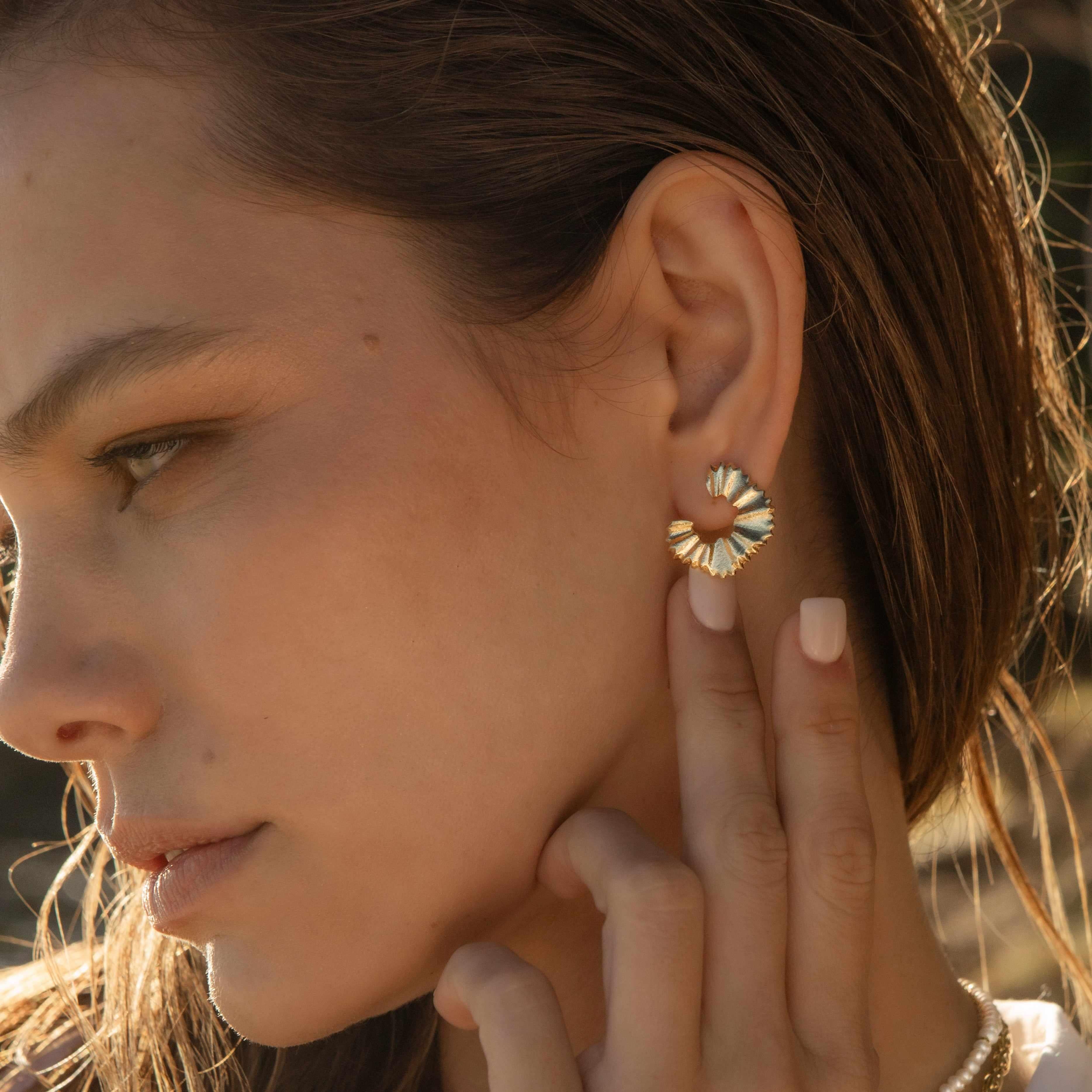 Selya gold round hollow studs