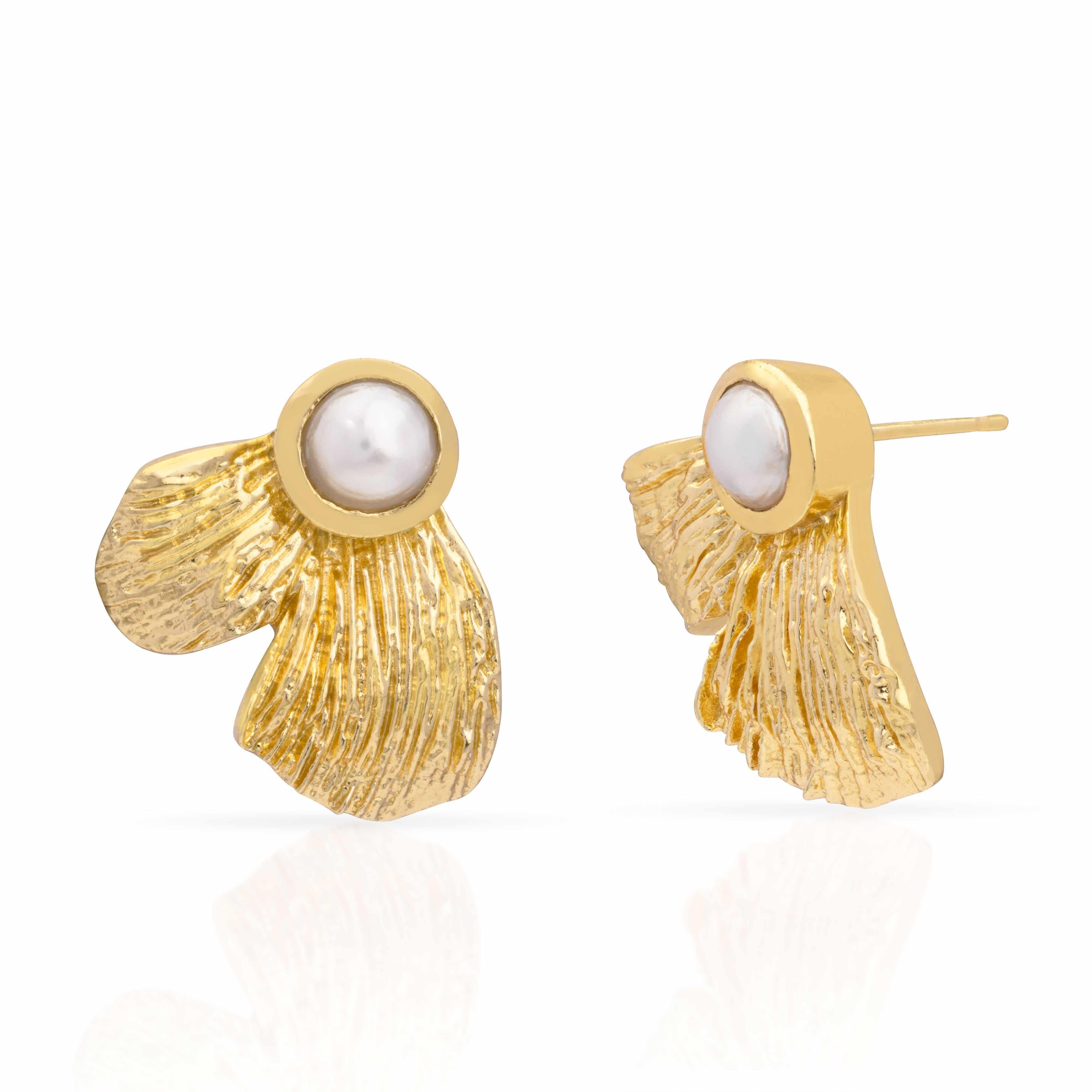 Gaia leaf pearl stud gold plated