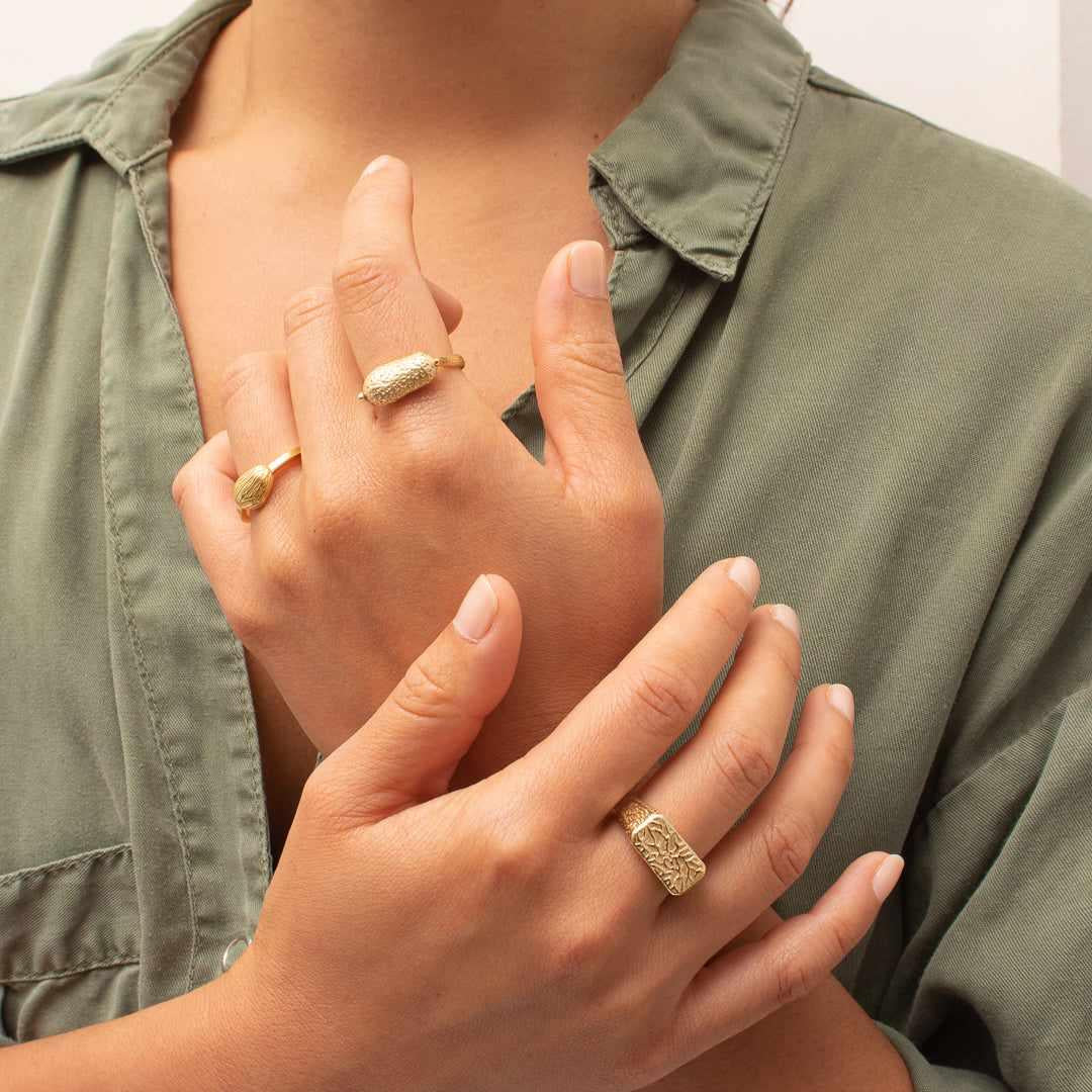 Kali rectangle hinge gold ring | MEZI