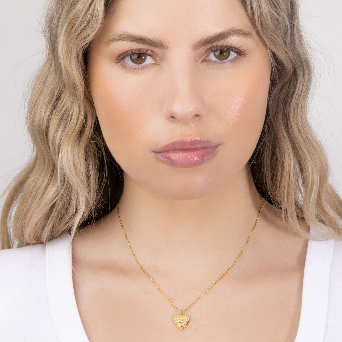 Necklace Styling for Round Faces: Chain Lengths and Pendants That Slim