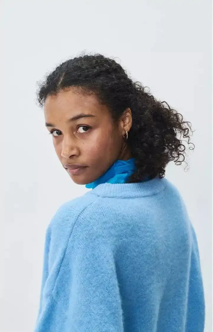 Back view of American Vintage jumper G-VITO18E in blue, oversized fit, offered by MEZI Australia.