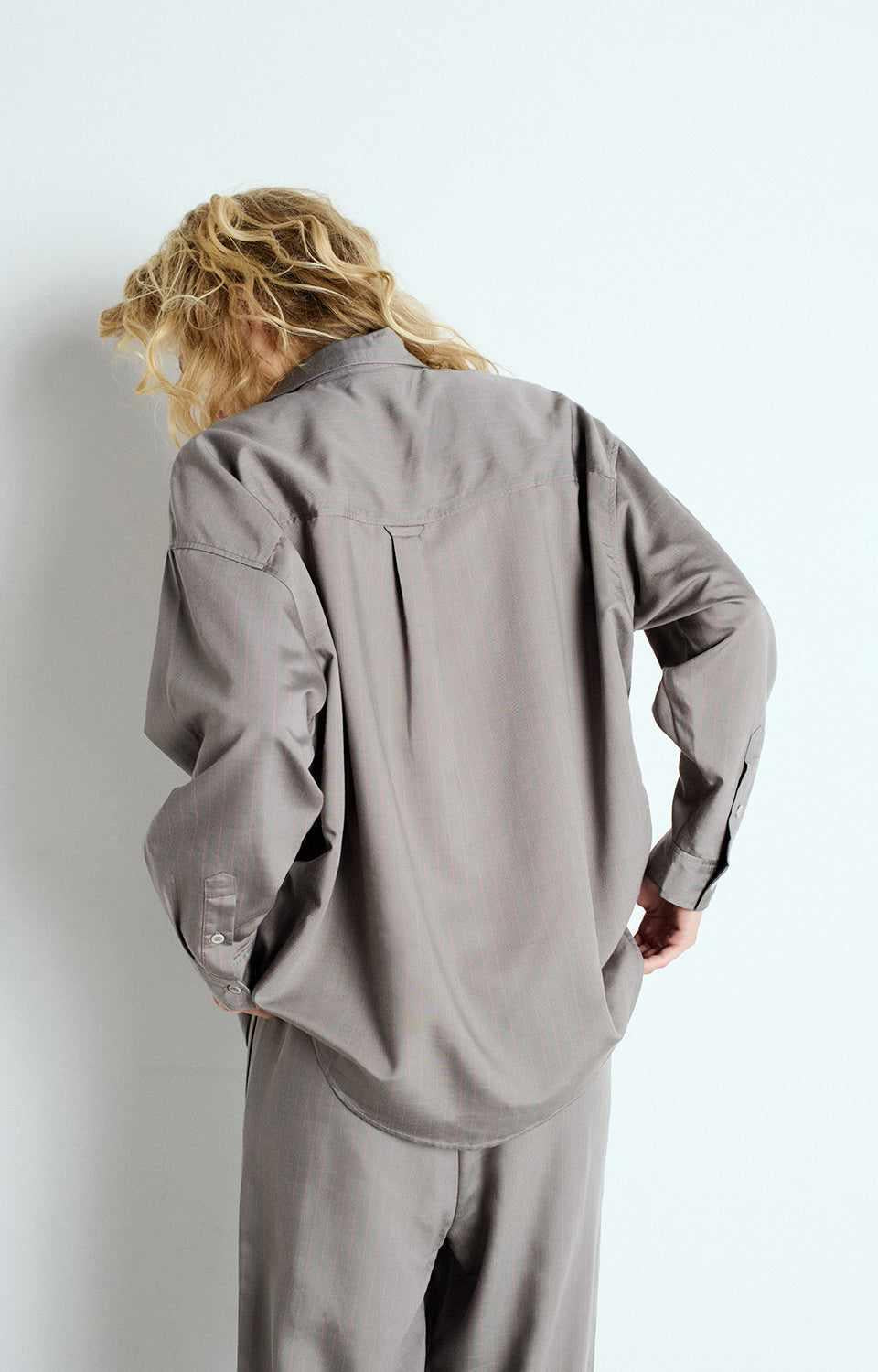 Back view of American Vintage oversized long-sleeve shirt G-OKY06B in Mouse Striped Pink Candy, full coverage, offered by MEZI Australia.