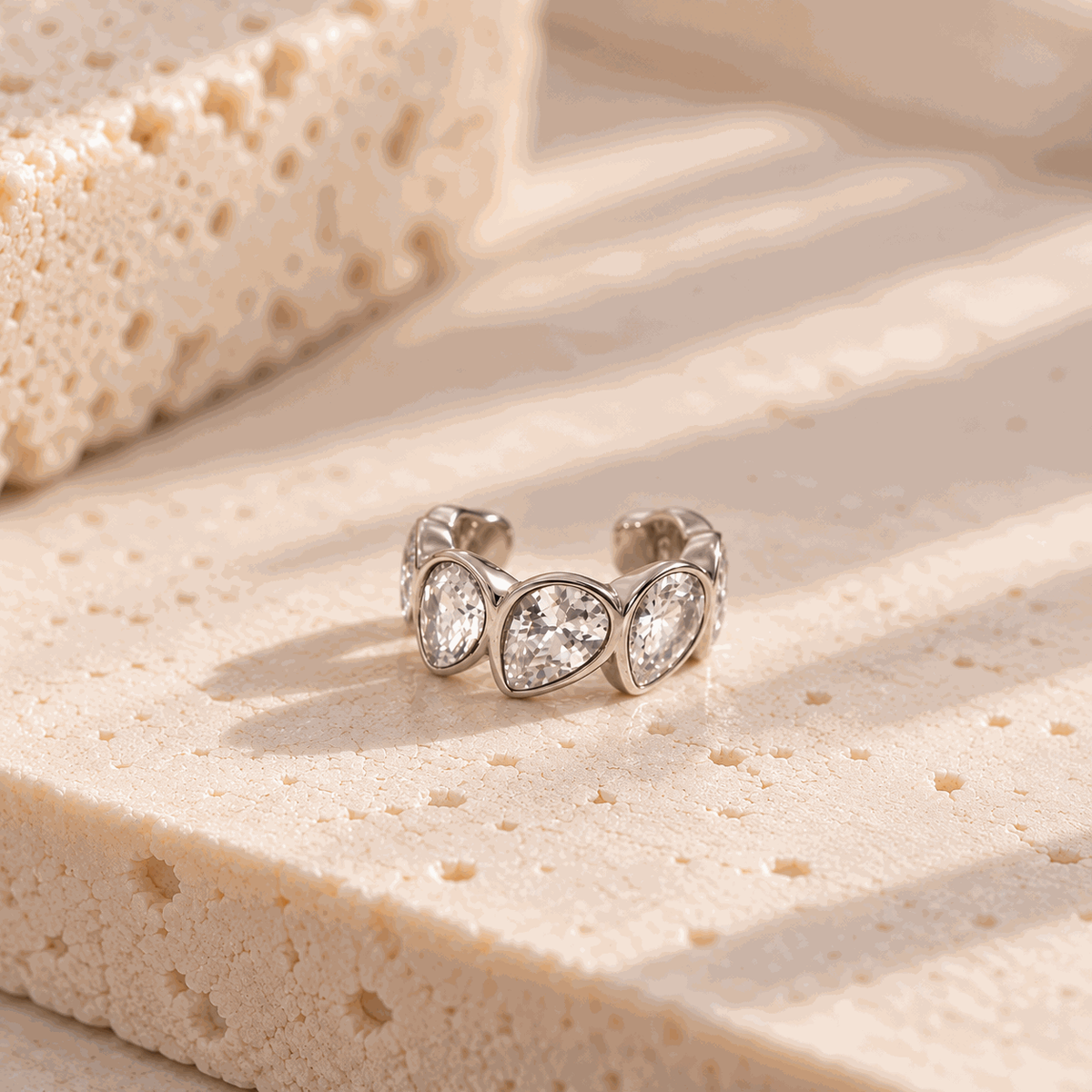 Cala ear cuff | waterproof
