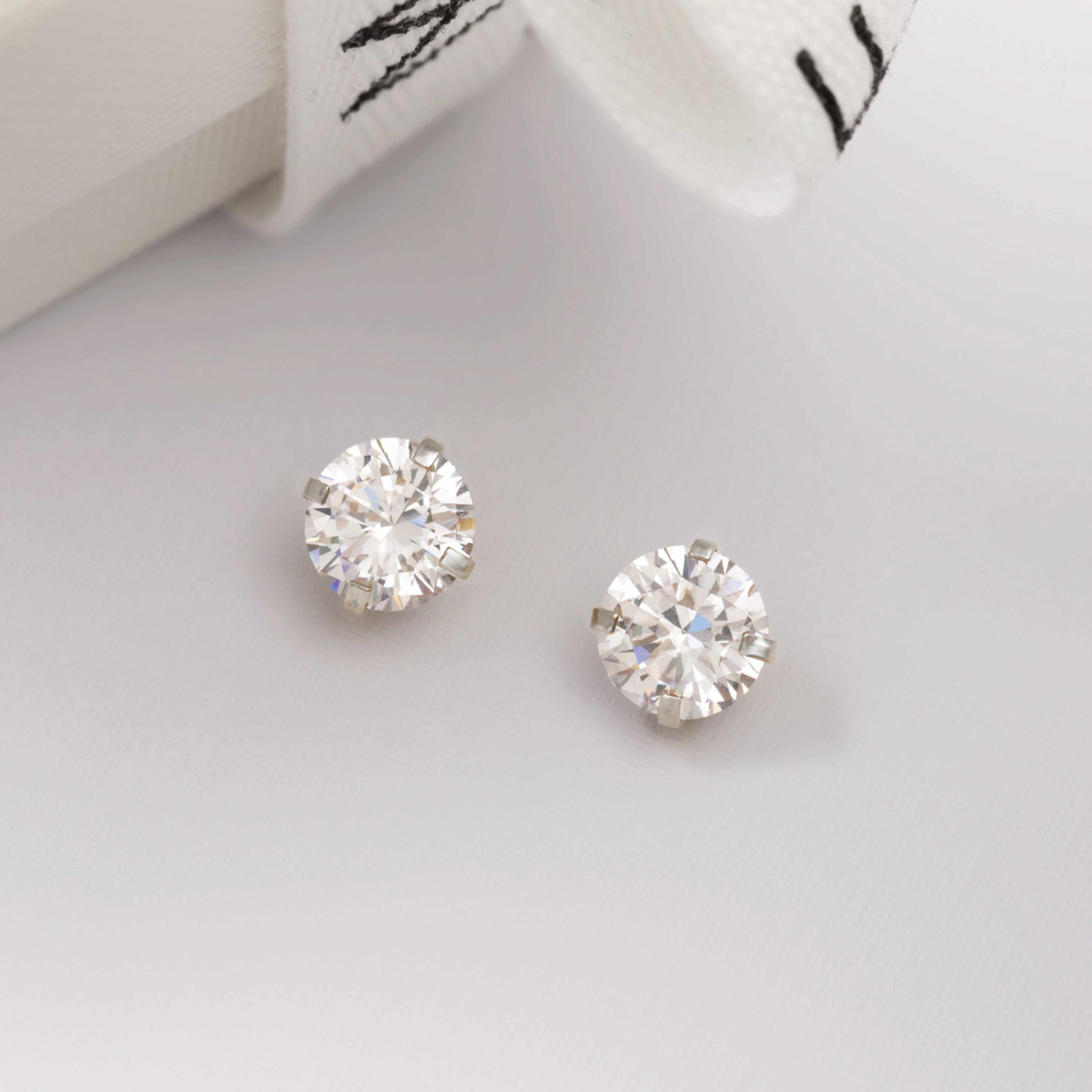 Cubic zirconia silver base round studs