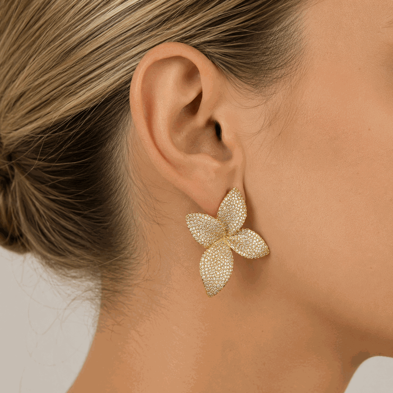 Lia Flower Crystal Earrings Gold Plated | MEZI | MEZI