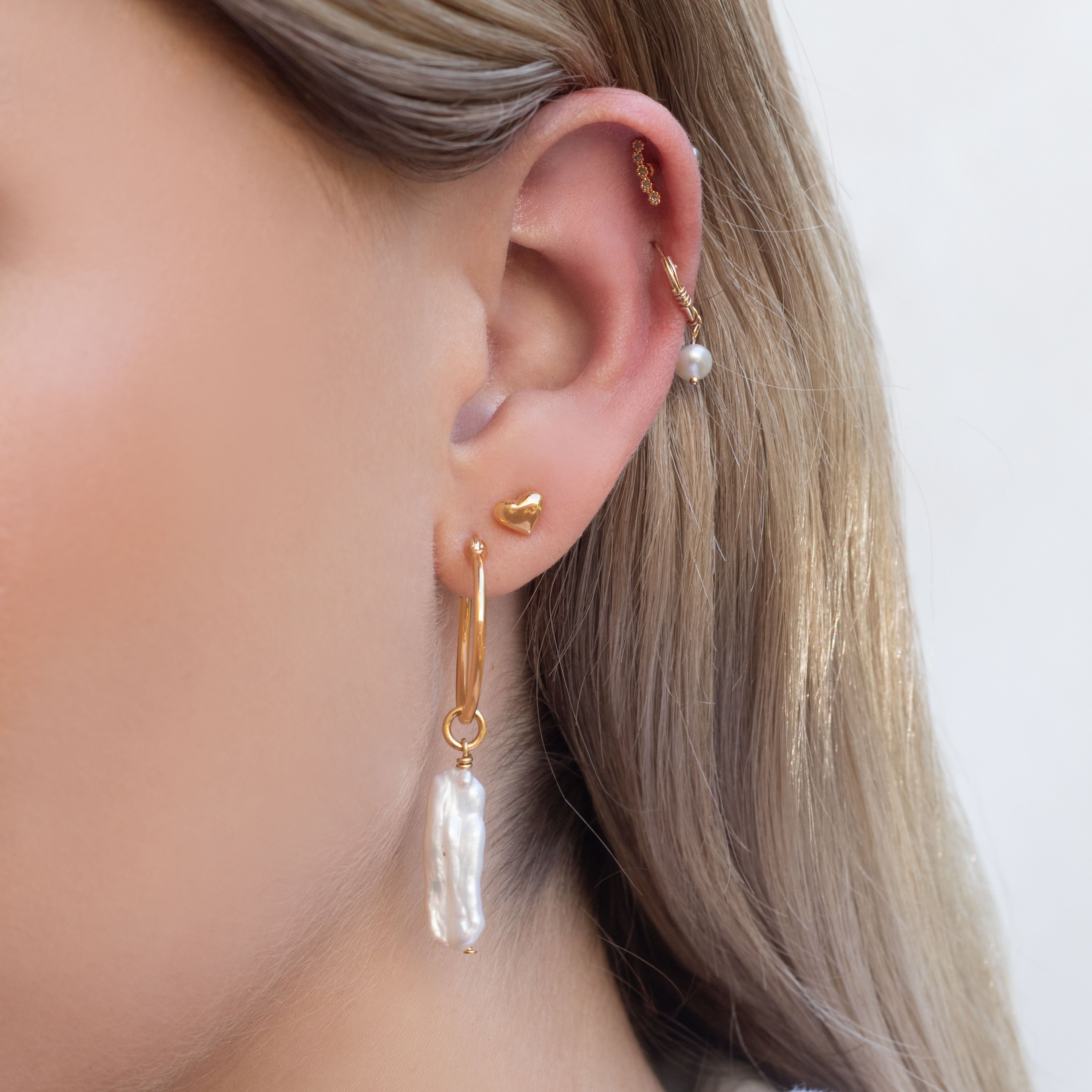 Pila heart stud earrings | MEZI