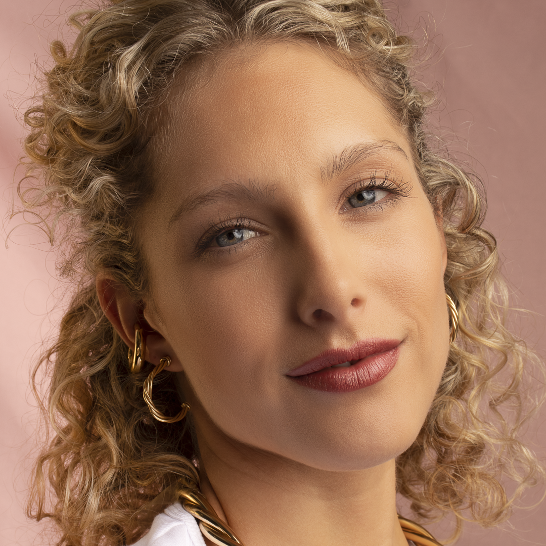 Dalya twist gold detail hoop earrings | MEZI