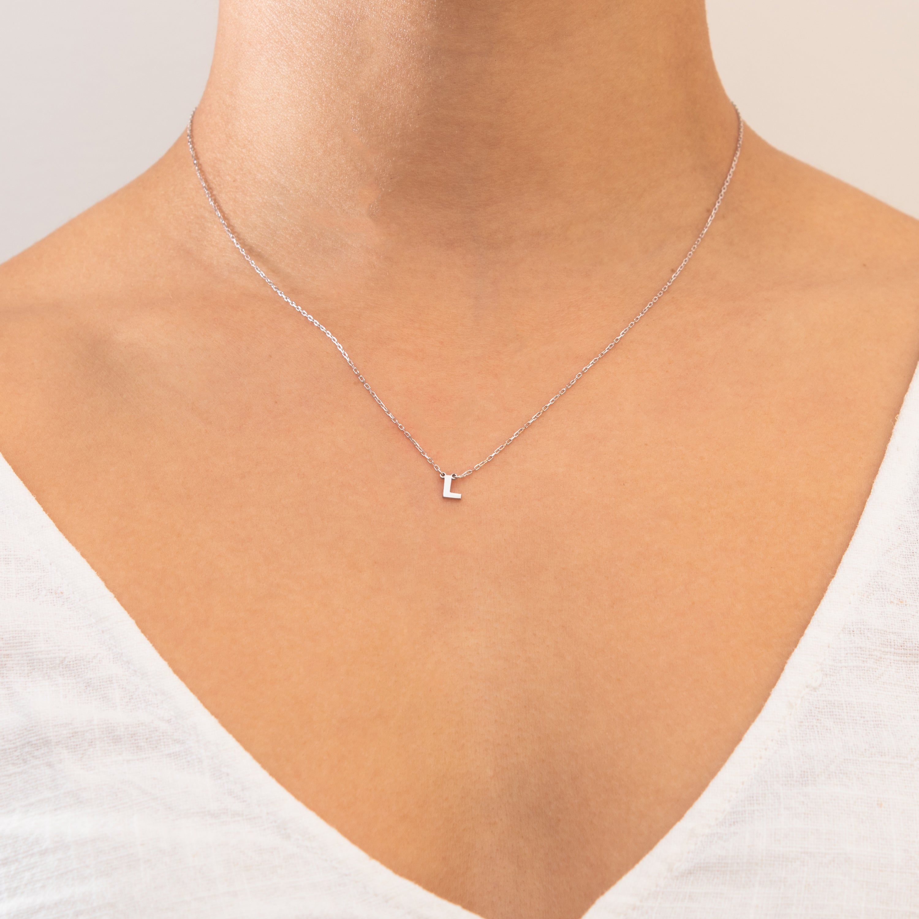 Plain Initial pendant necklace | MEZI
