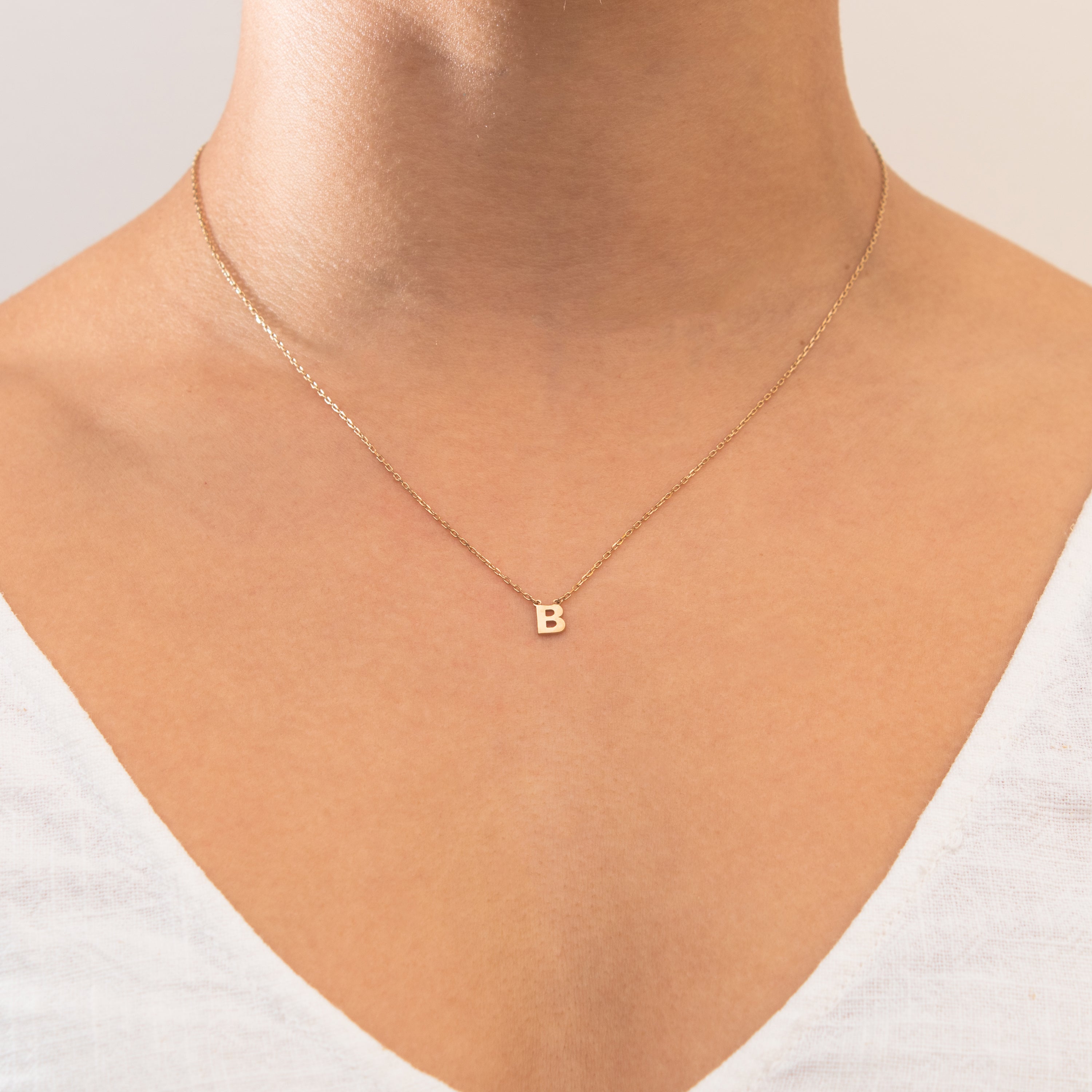 Plain Initial pendant necklace | MEZI
