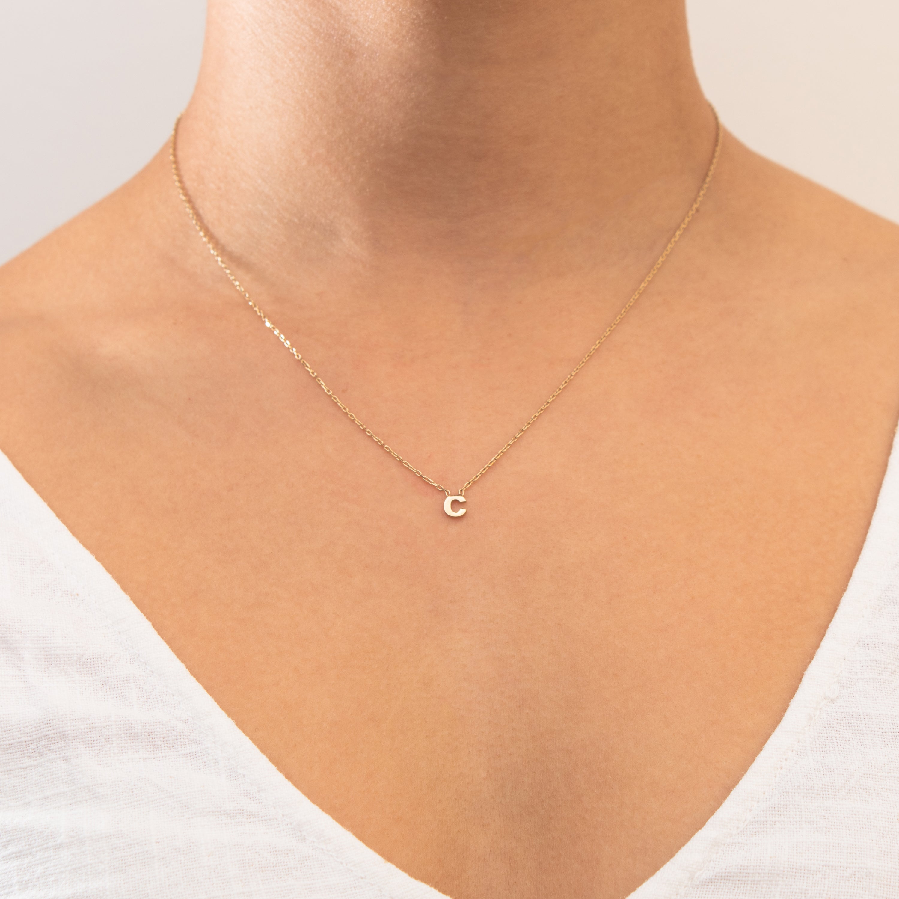 Plain Initial pendant necklace | MEZI