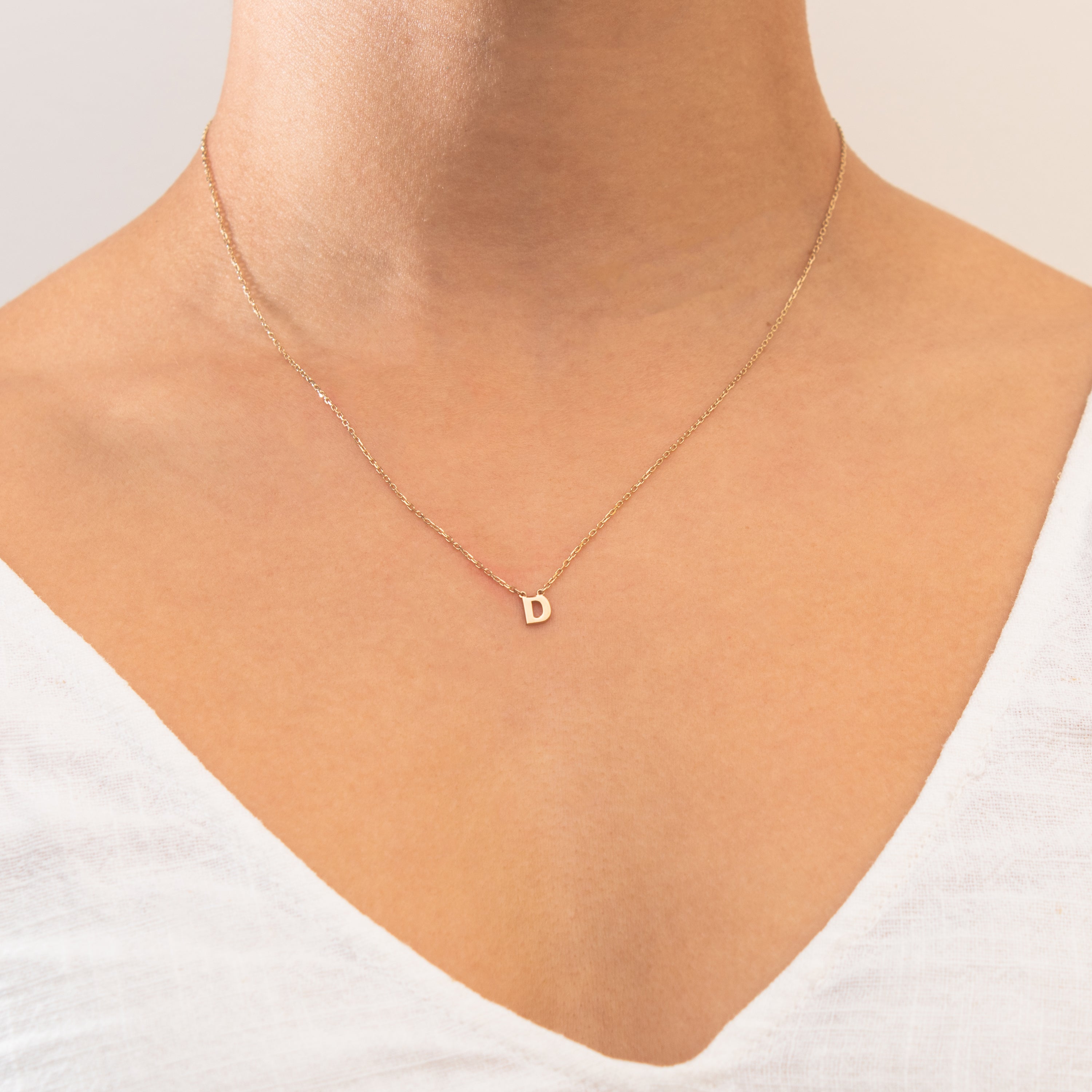 Plain Initial pendant necklace | MEZI