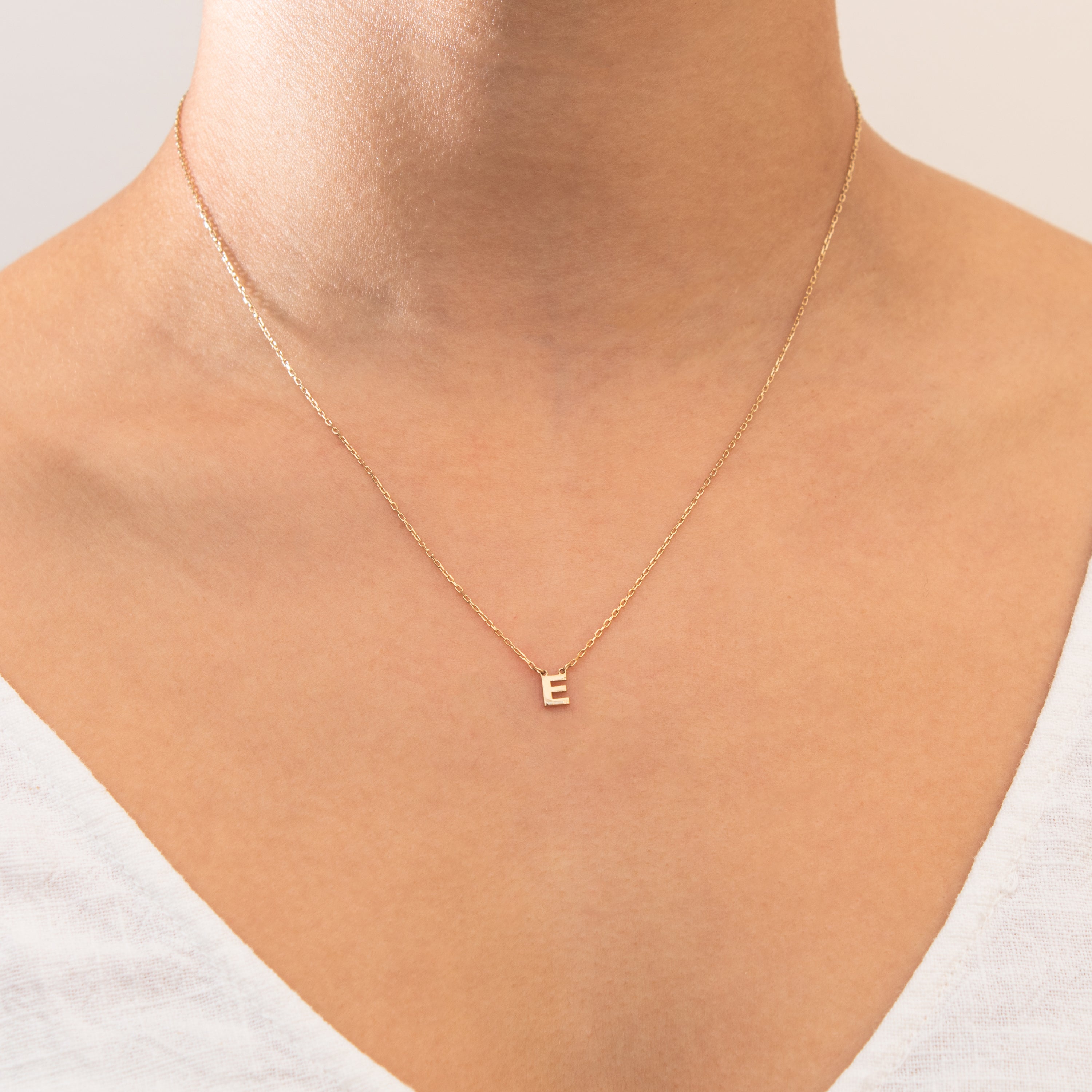 Plain Initial pendant necklace | MEZI
