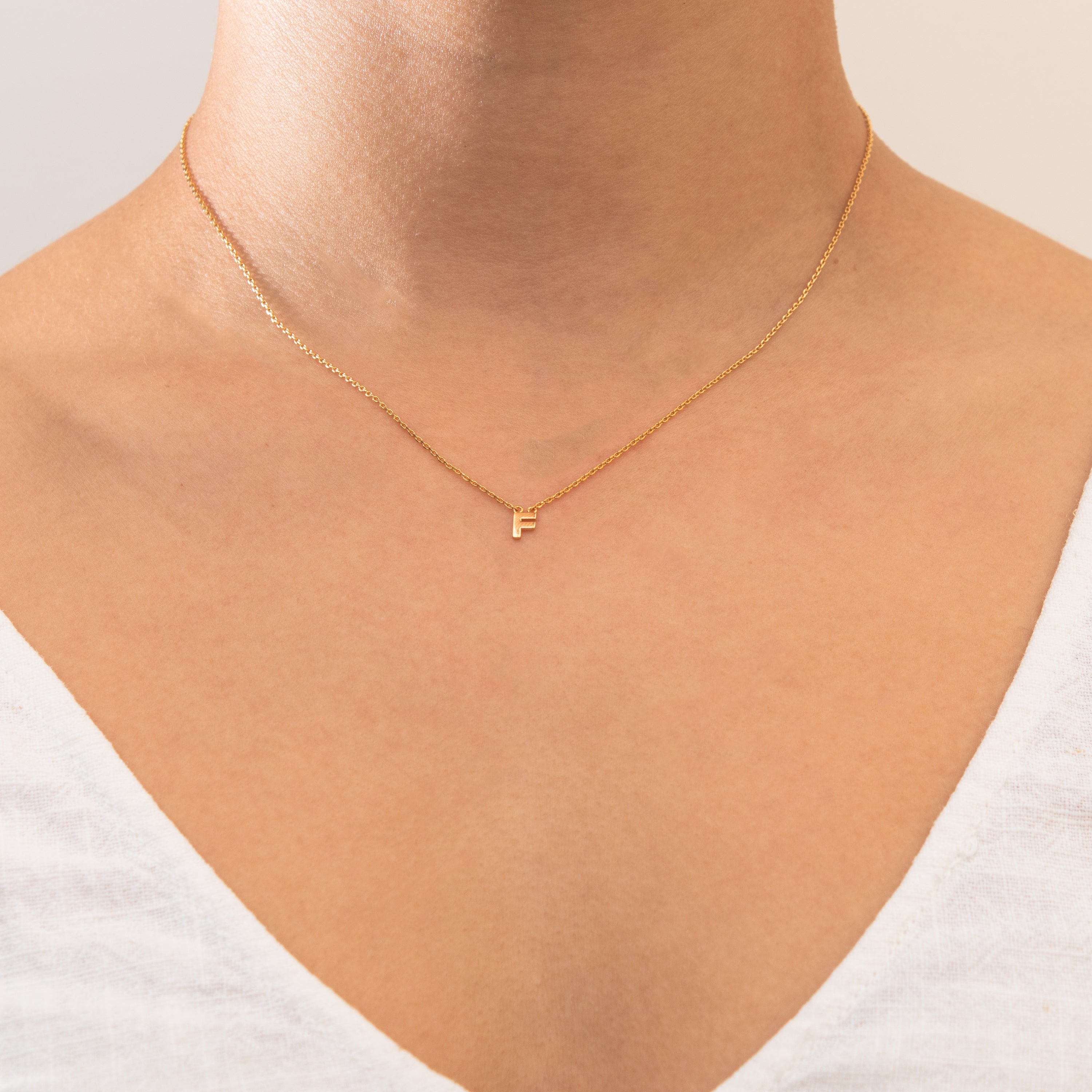 Plain Initial pendant necklace | MEZI