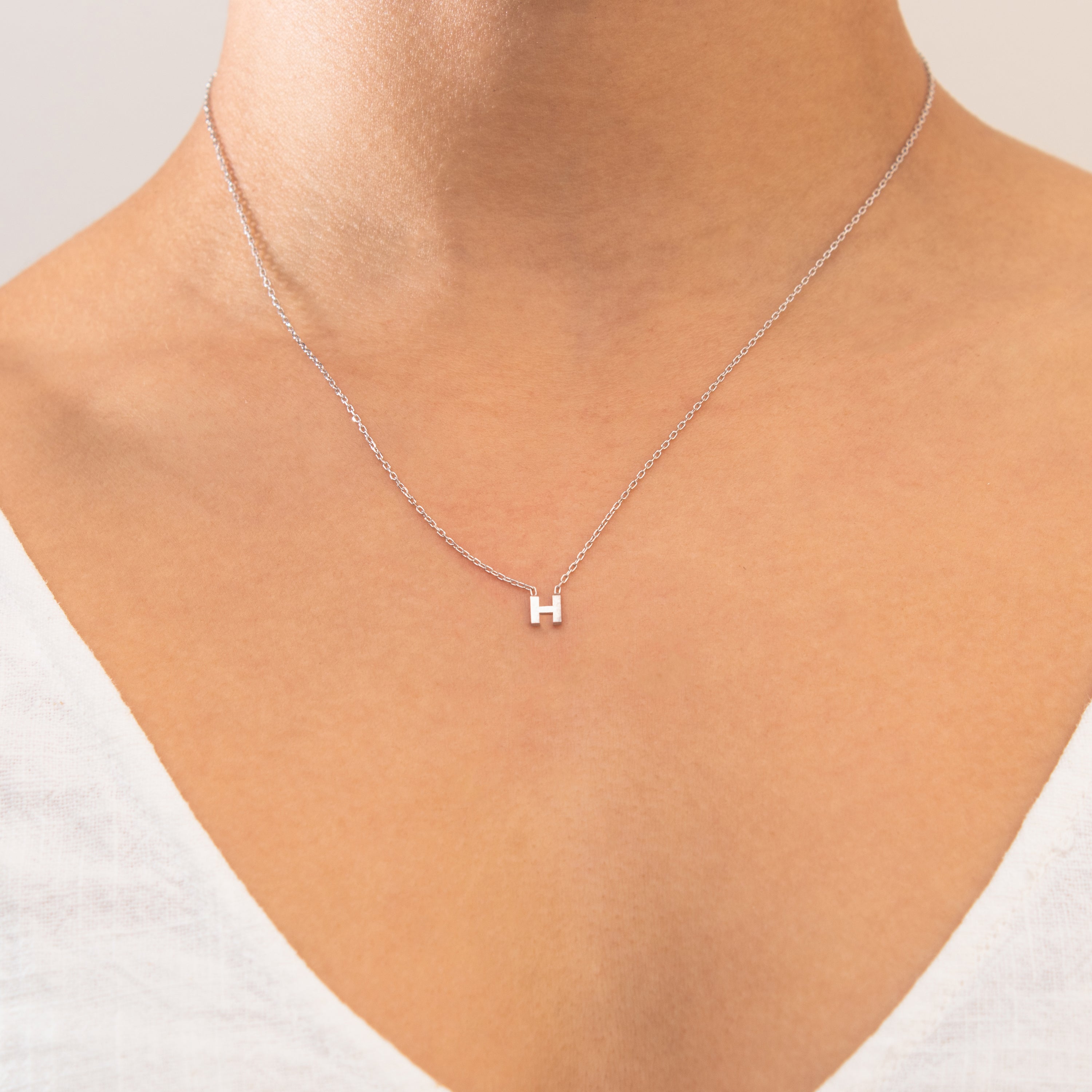 Plain Initial pendant necklace | MEZI