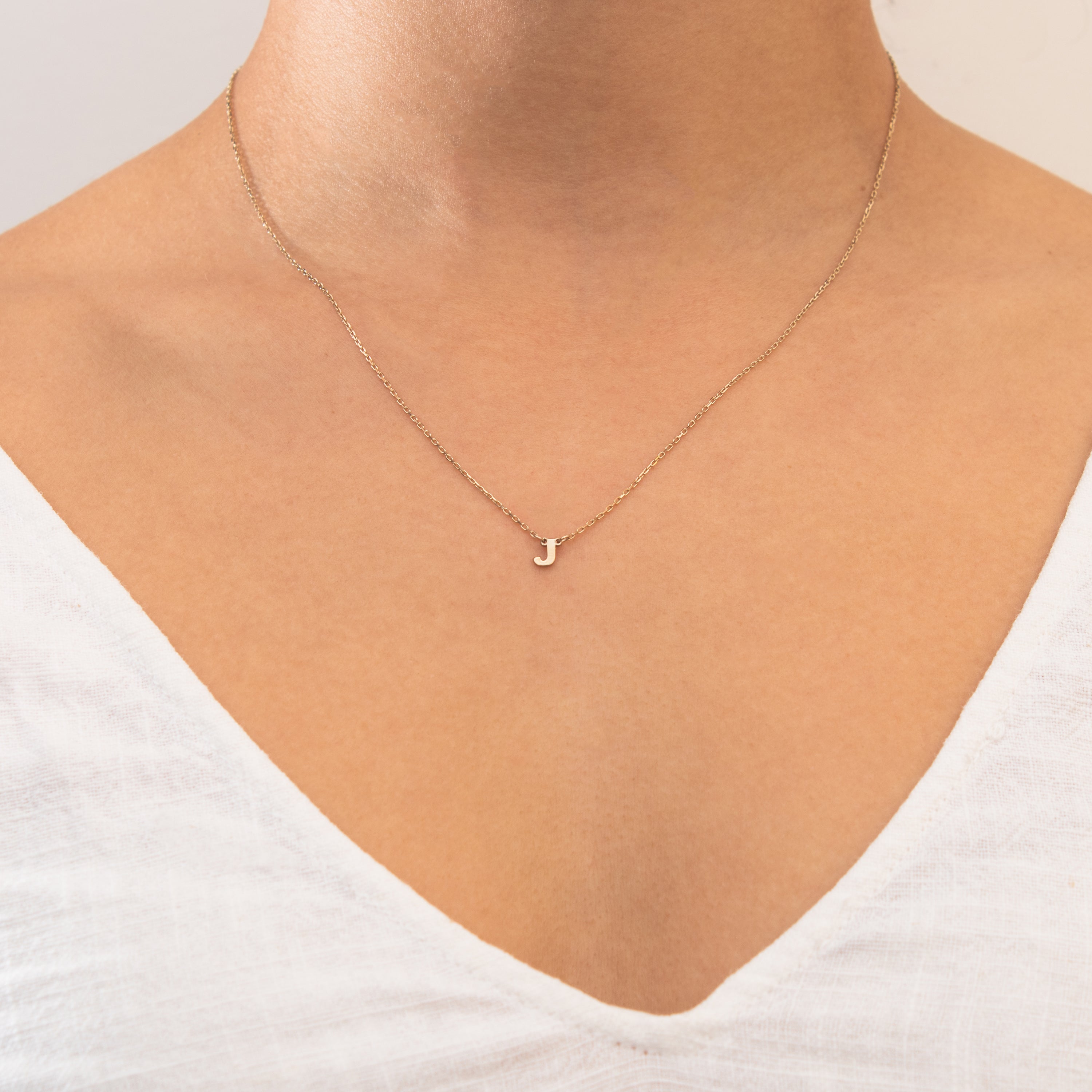 Plain Initial pendant necklace | MEZI