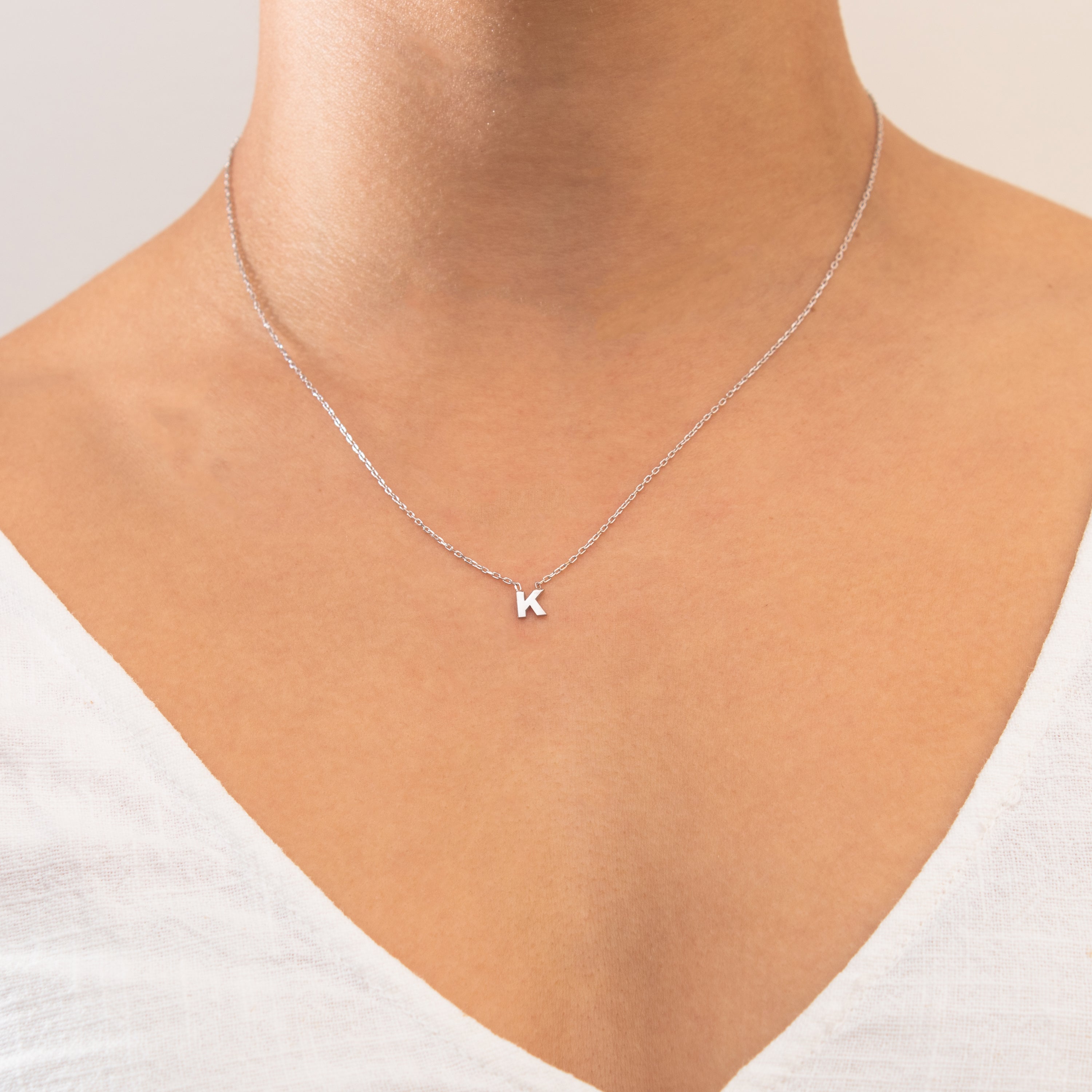 Plain Initial pendant necklace | MEZI