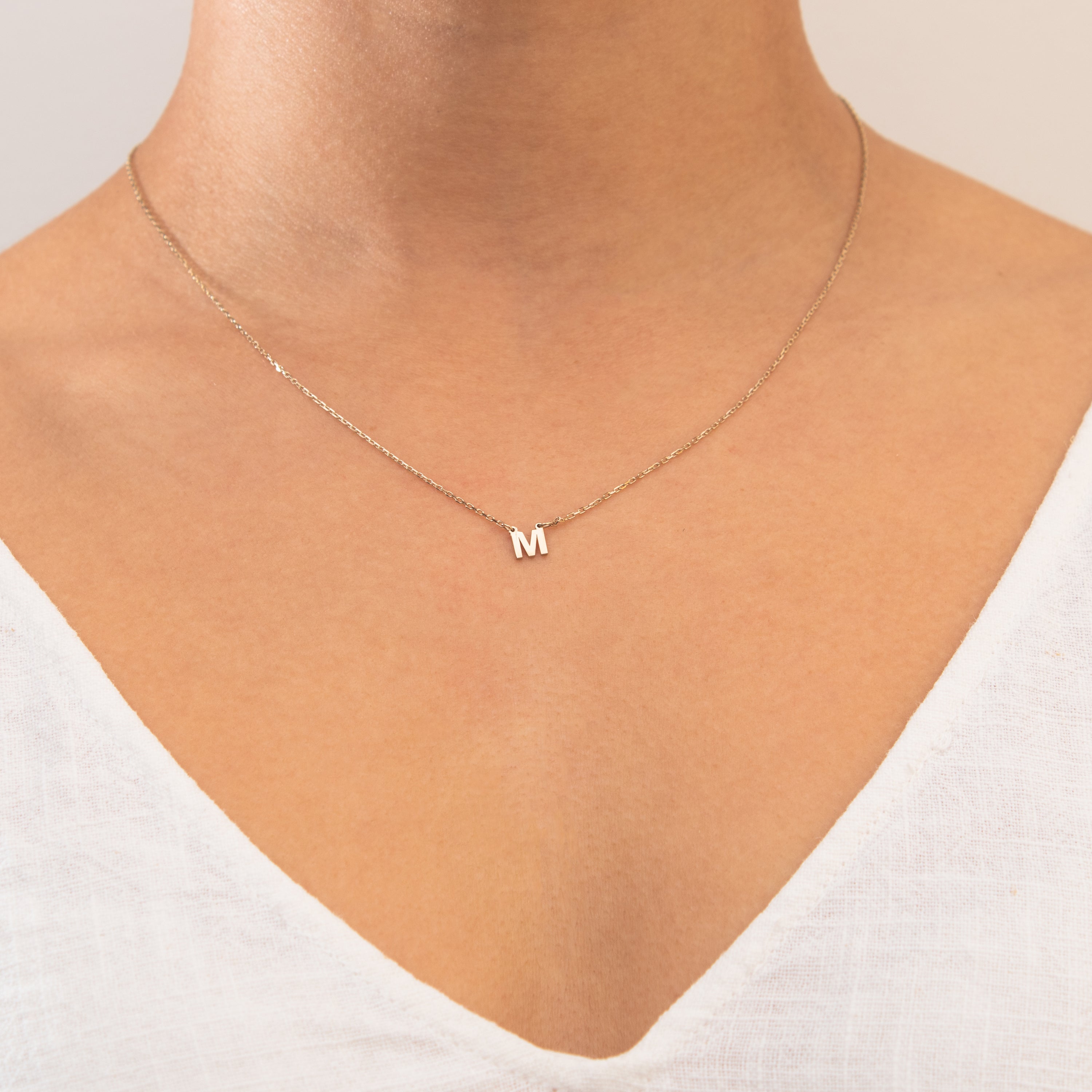 Plain Initial pendant necklace | MEZI