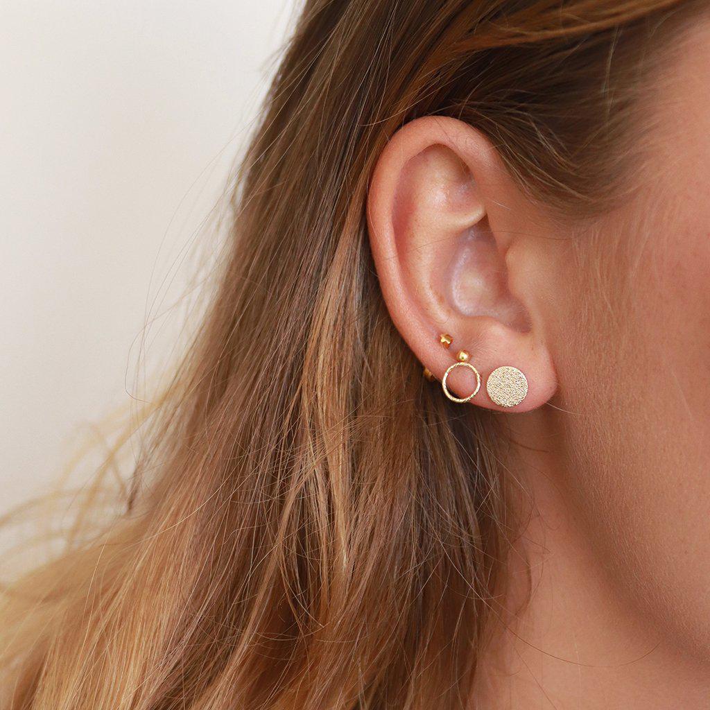 Odra hollow gold studs earrings | MEZI