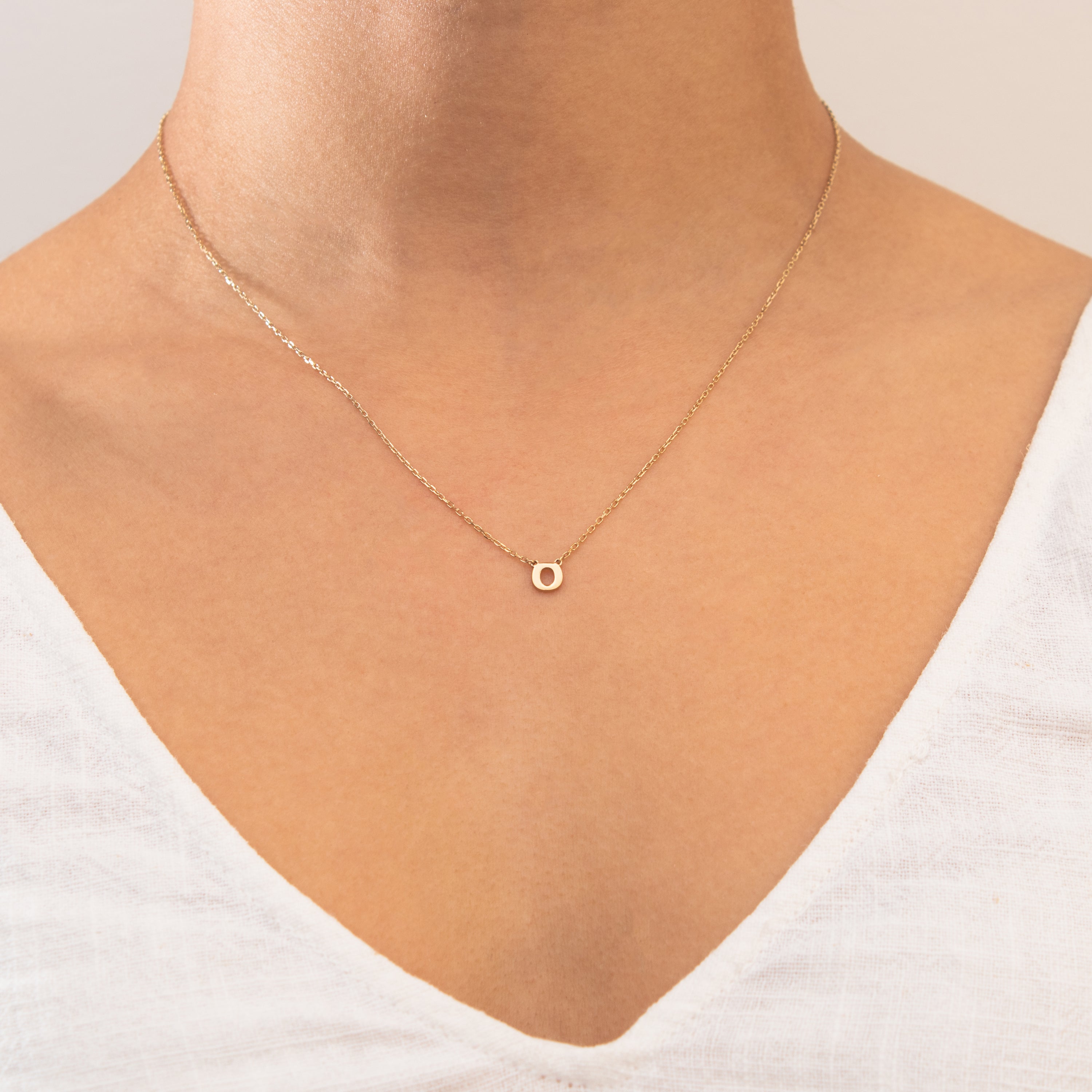 Plain Initial pendant necklace | MEZI
