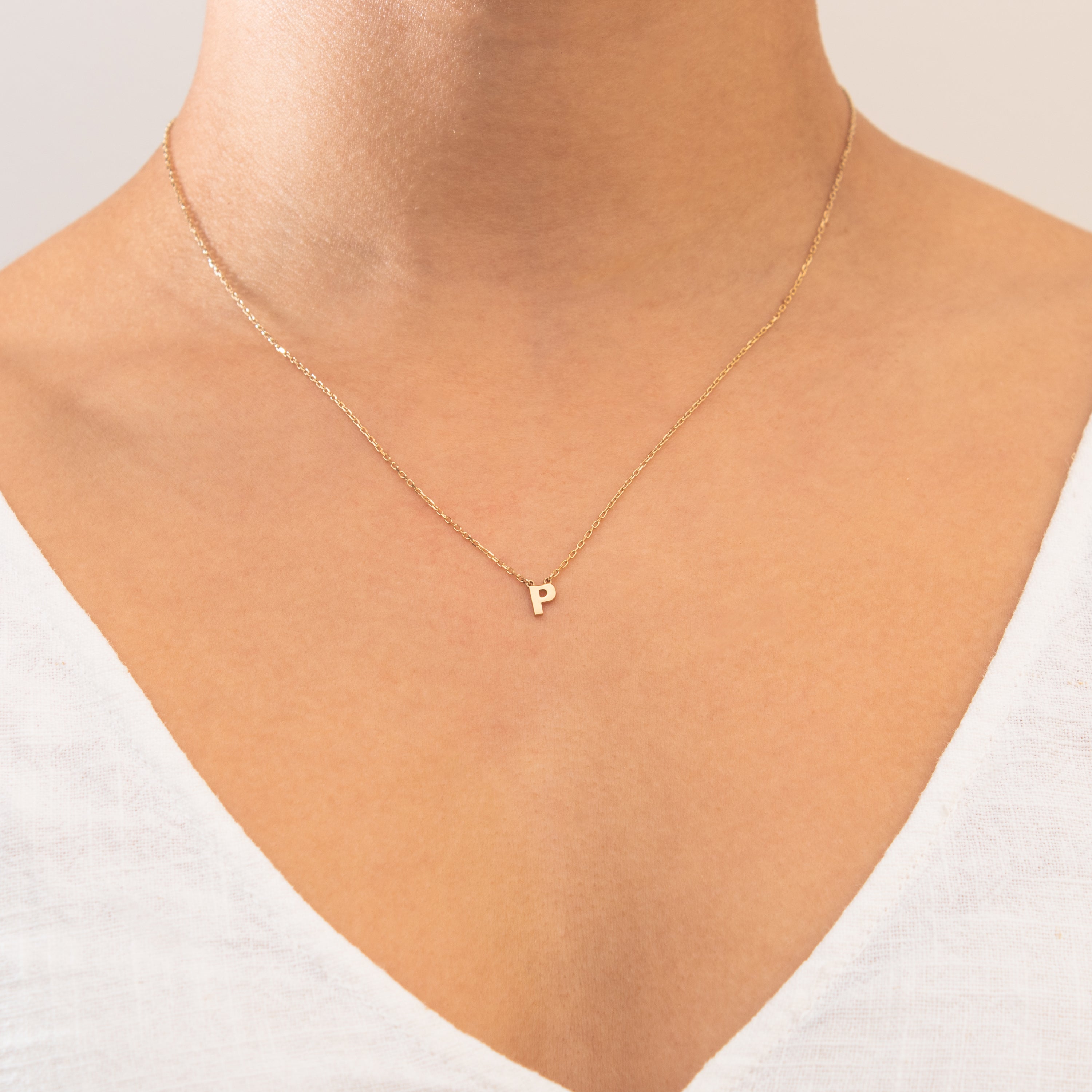 Plain Initial pendant necklace | MEZI