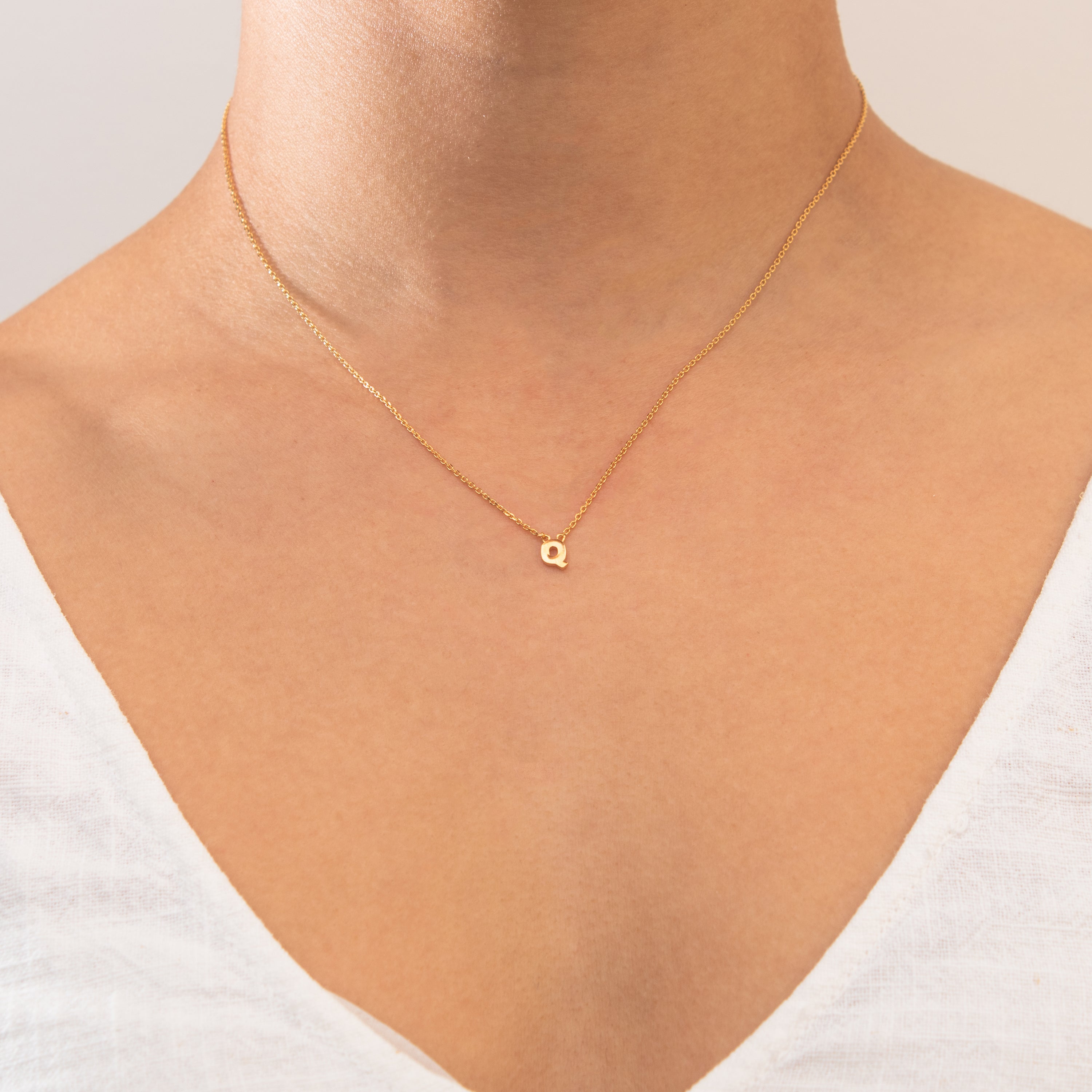 Plain Initial pendant necklace | MEZI