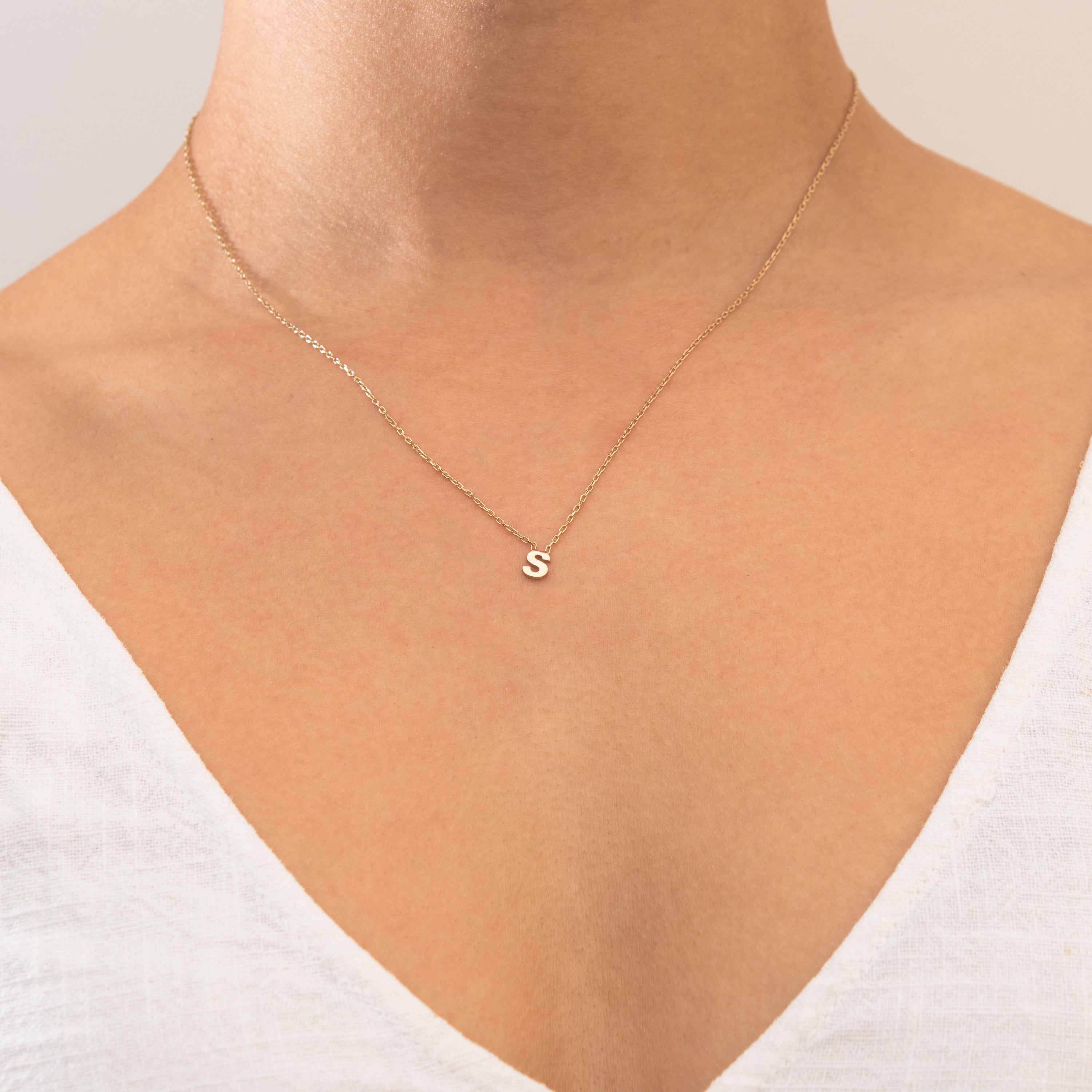 Plain Initial pendant necklace | MEZI