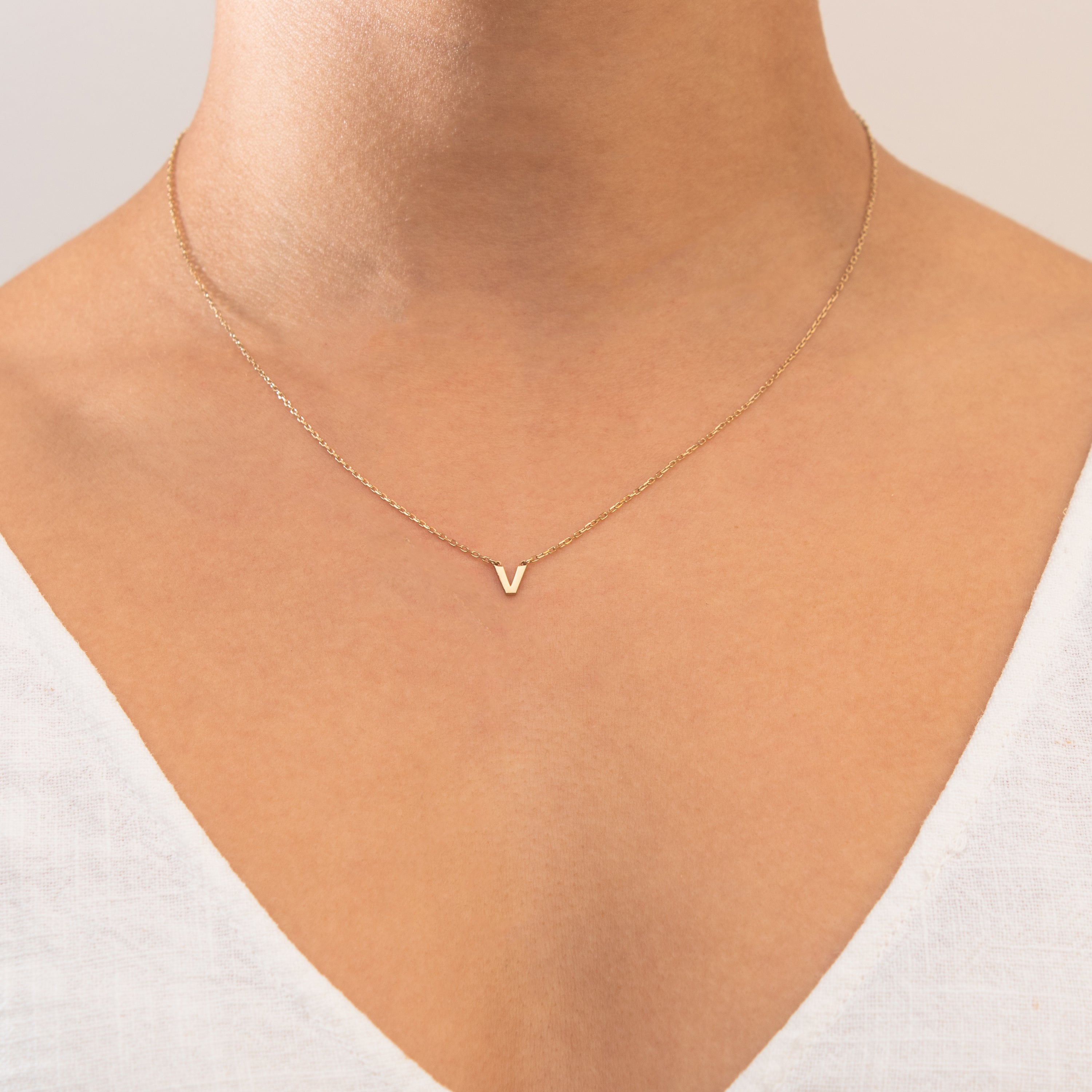 Plain Initial pendant necklace | MEZI