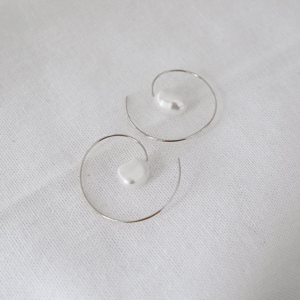 Virginia fresh water pearl hook earrings | MEZI