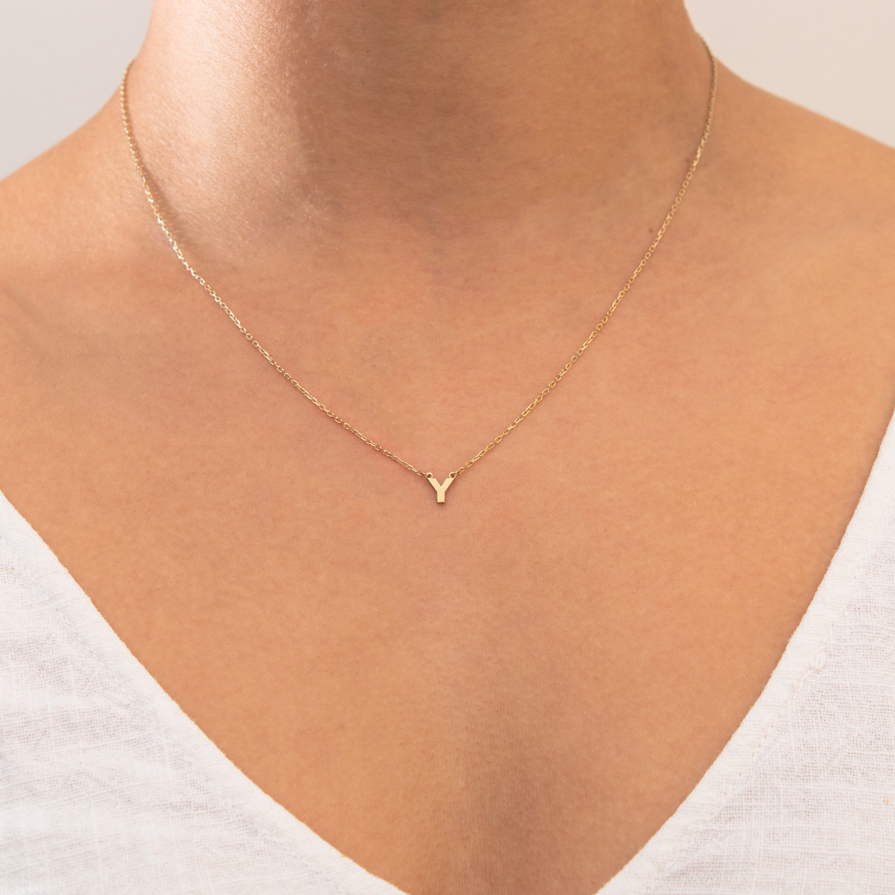 Plain Initial pendant necklace | MEZI